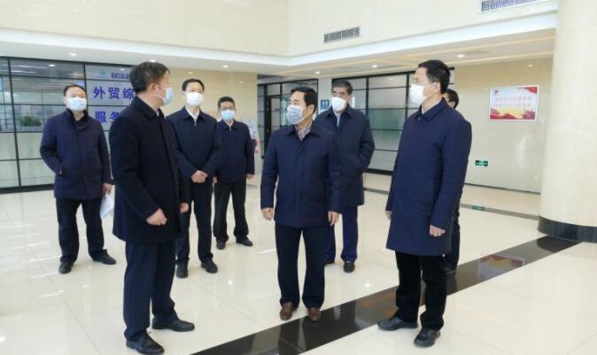 濰坊市委書記惠新安蒞臨晟綺港儲集團(tuán)公司調(diào)研復(fù)工復(fù)產(chǎn)工作，高密市委書記卞漢林陪同